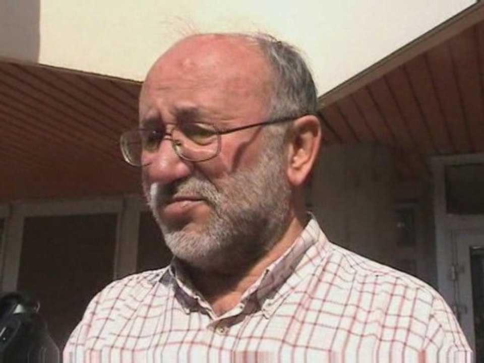 Permanence d'un élu communiste devant la mairie...