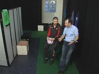 DANS LES VESTIAIRES AVANT DE RENTRER