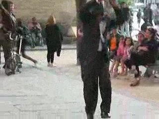 vieux monsieur super danseur au canal saint martin