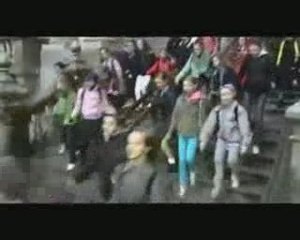 un grand salon de danse dans une gare belge .