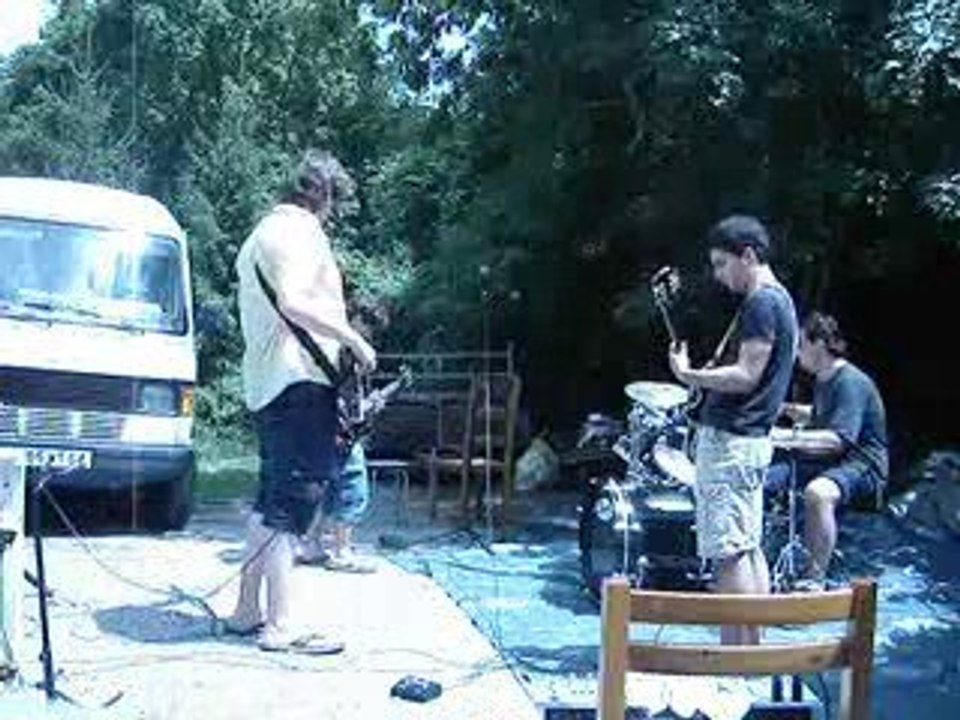 GunsLingerS Live in Garden - Music Can Stop The World