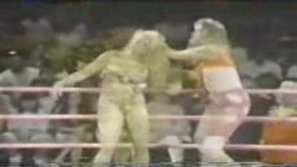 Godiva vs Daisy (GLOW Wrestling)
