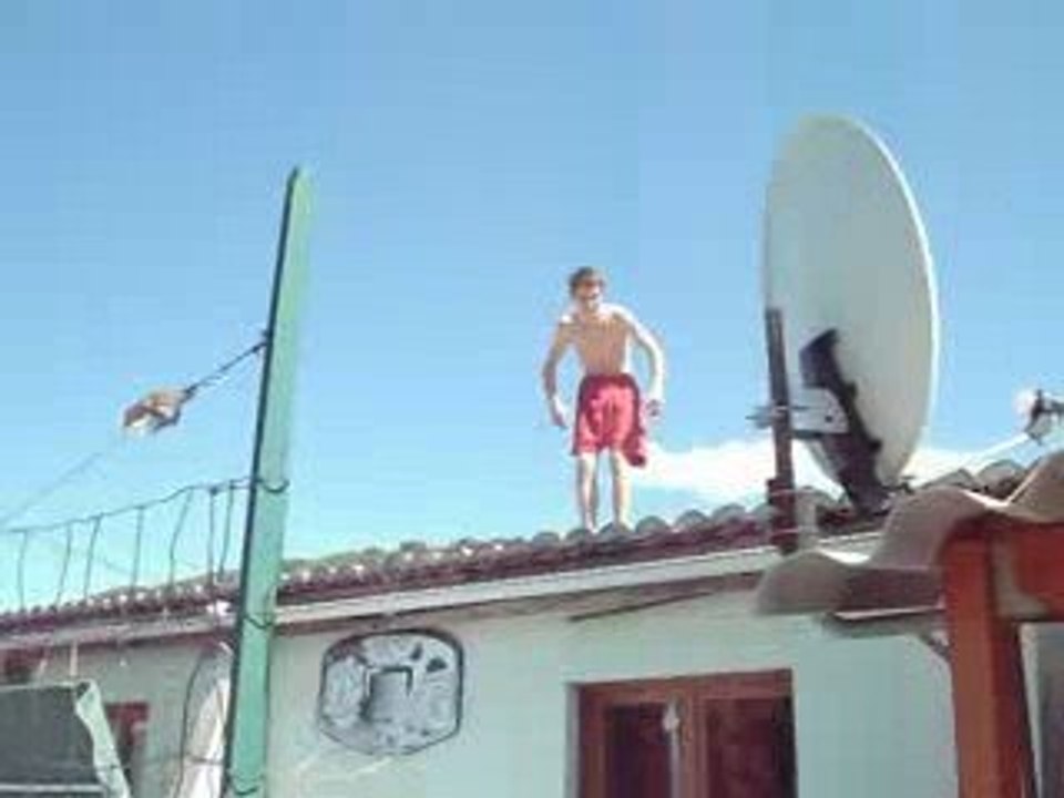 nico ki saute d'un toi de 2m50 dans une piscine avc 76cm do