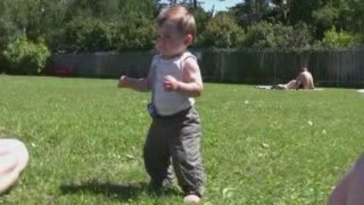 Liam steht zum 1. Mal auf