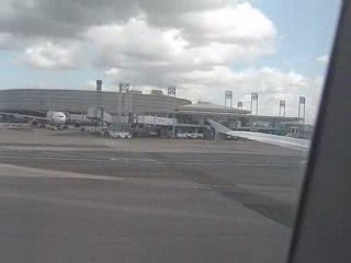 087- Roissy, l'avion va se garer