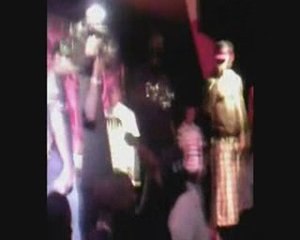 Booba tombe de scene a Dakar (VIDEO)