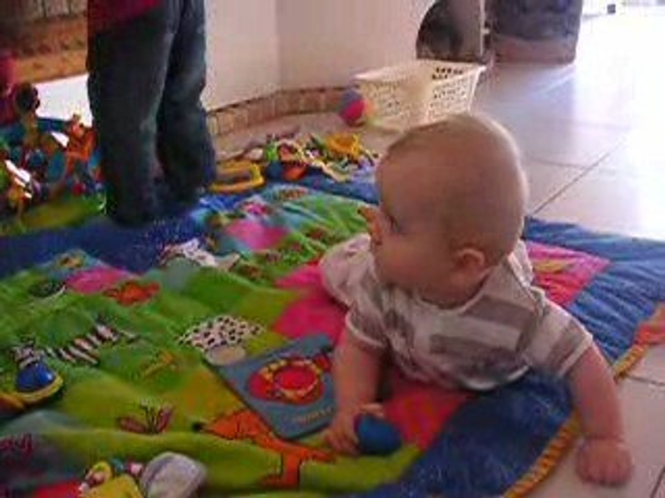 Jules joue sur le tapis