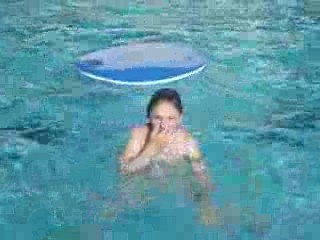 Clara a la piscine