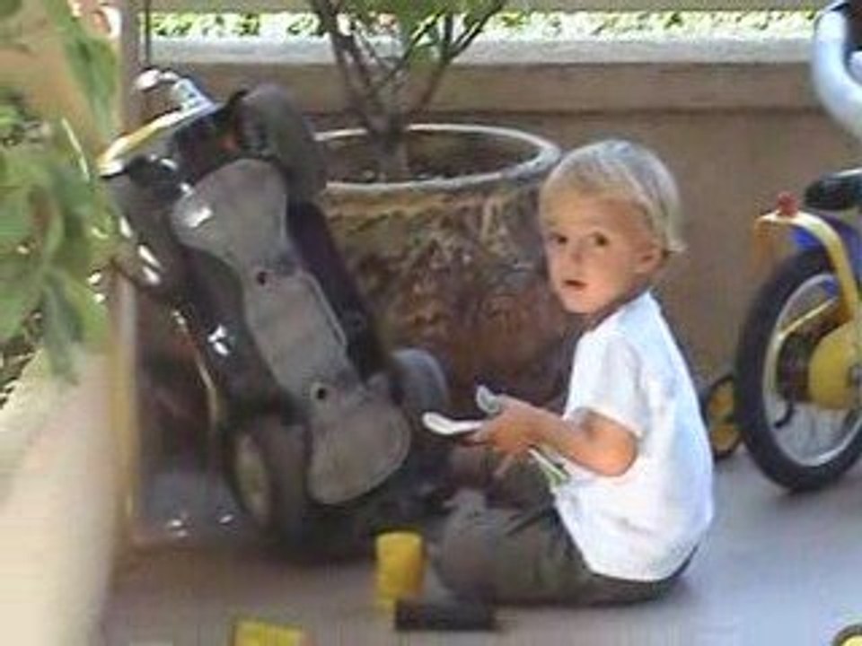 Jules répare... avec des cuillères...