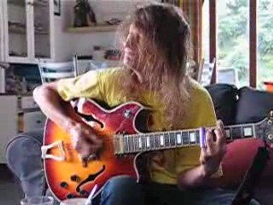 Patrick joue de la guitare!