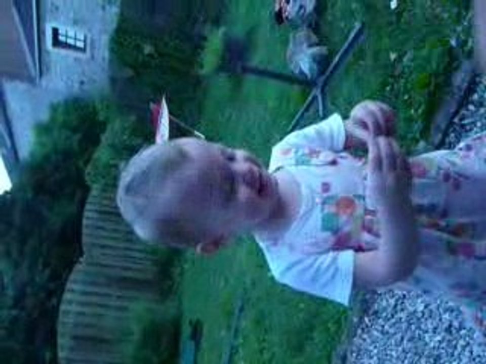 Eva casse des cailloux 1