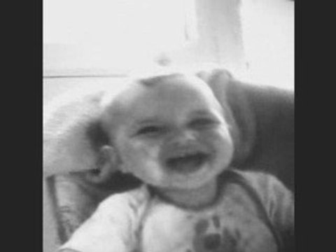 Yanis qui rigole ( 9 mois)