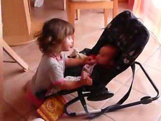 Marie chante une chanson à Julie