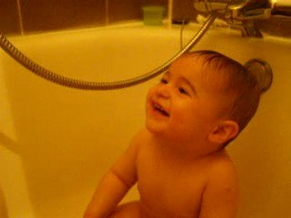 9 mois dans le bain