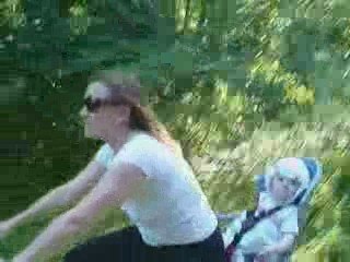 Petite Louise fait du vélo