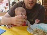 Petite Louise mange la pasta