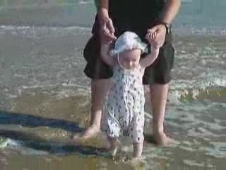 Petite Louise marche dans la mer