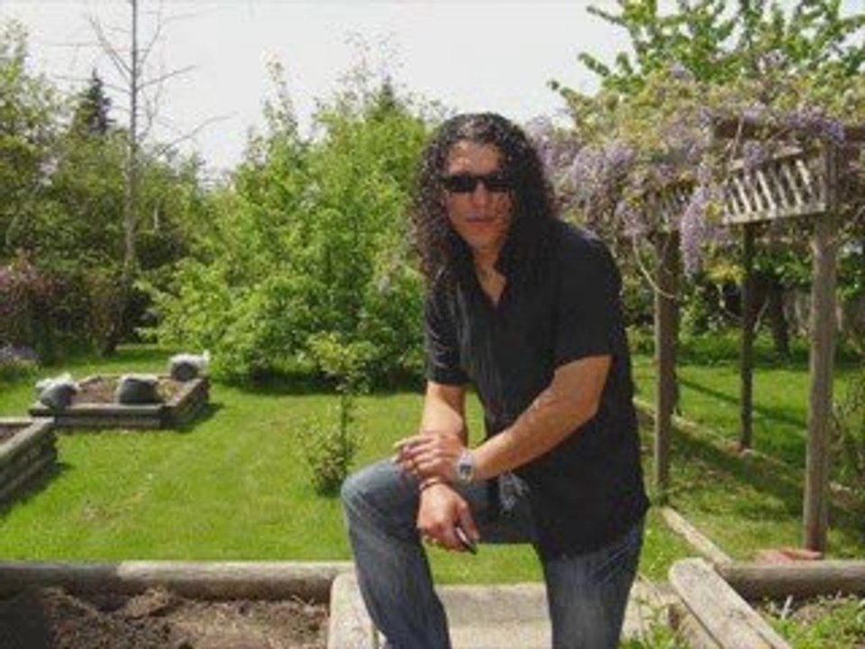 GOZLERiN HALA BENiM Mi