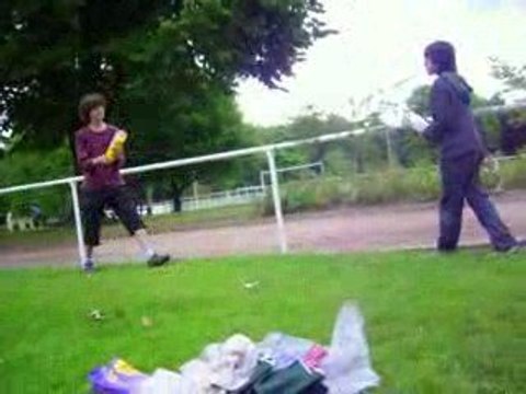 Eloïse qui joue avec une bouteille ^^'