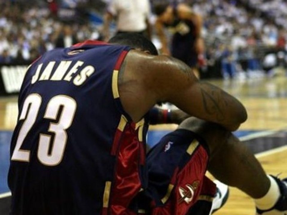 LeBron schiacciato! Spunta il video
