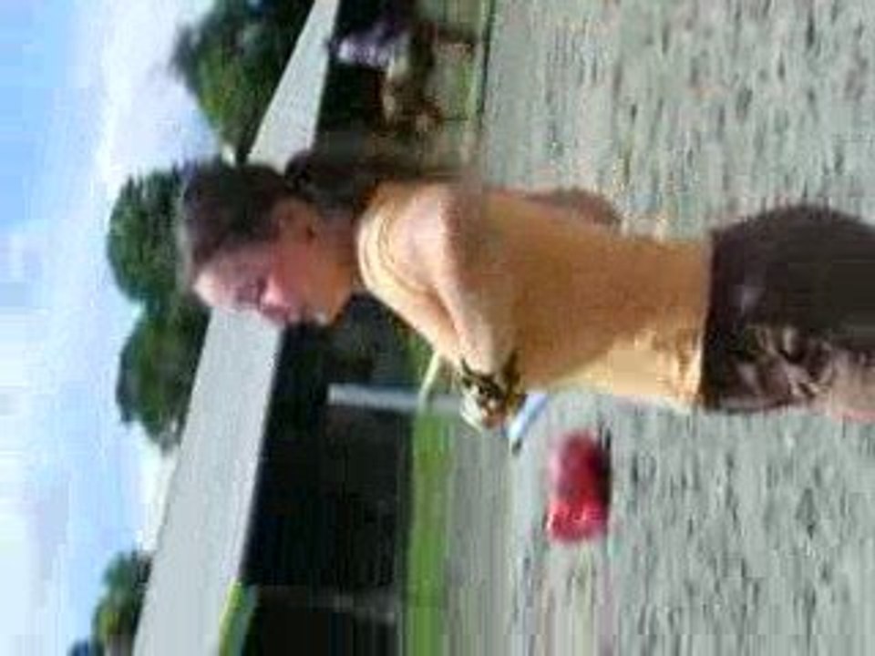 Anaïs qui fait la mouche qui pête -__-