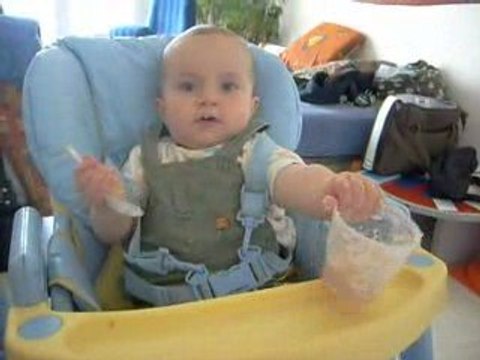 Maxime apprends à manger