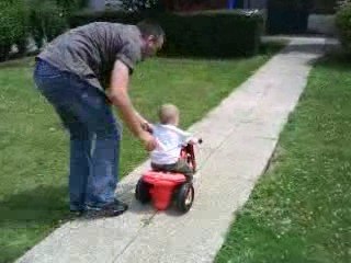 lucas en moto à 7 mois !!!!!