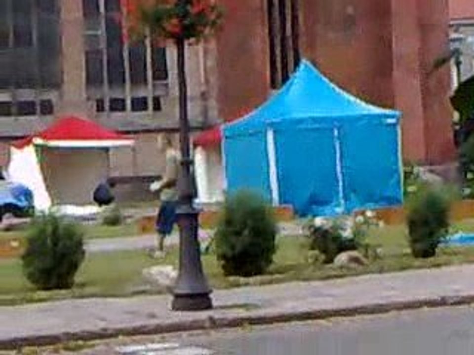 Przed Katedrą - przygotowania do jarmarku