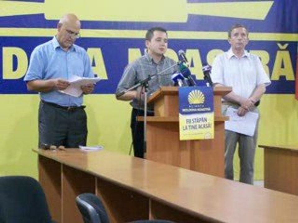 Tineri din AMN hartuiti de catre politie