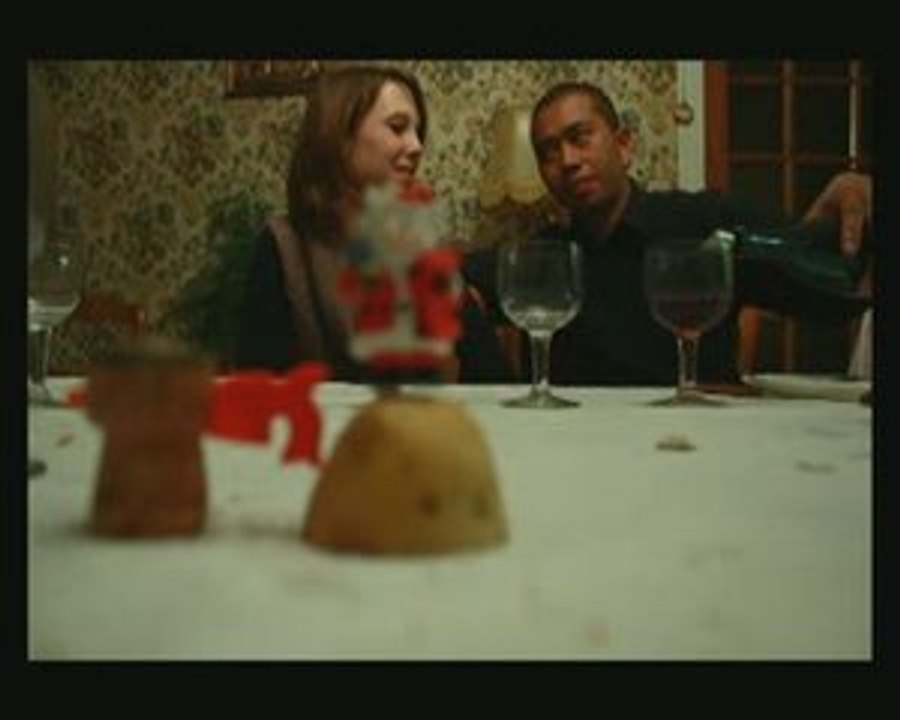 je découpe un bouchon devant ma cousine