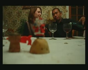 je découpe un bouchon devant ma cousine