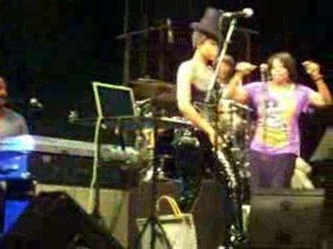 ERYKAH BADU FESTIVAL DE JAZZ A NICE JUILLET 2009 (from Pat)