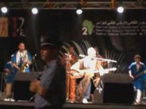 Les Troupes Africaines et la jeunesse Algérienne danse