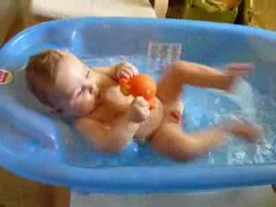 Stanislas éclabousse dans son bain
