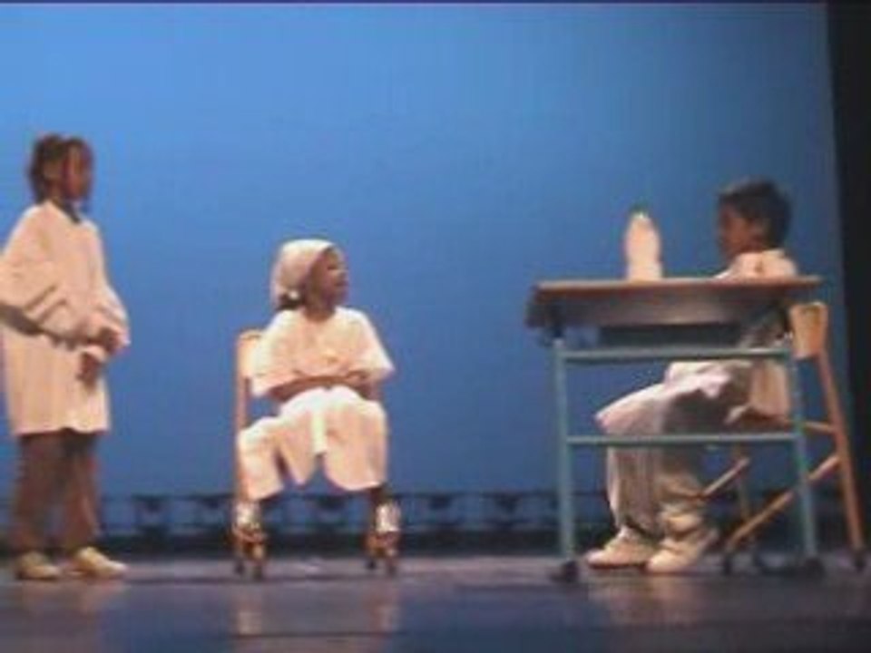 Aaron joue au théatre