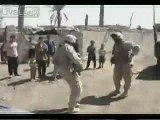 soldats us qui mettent une raclée a des petits irakiens !!!!