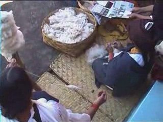 Ponchisimo - sélection des fibres en Equateur et au Pérou