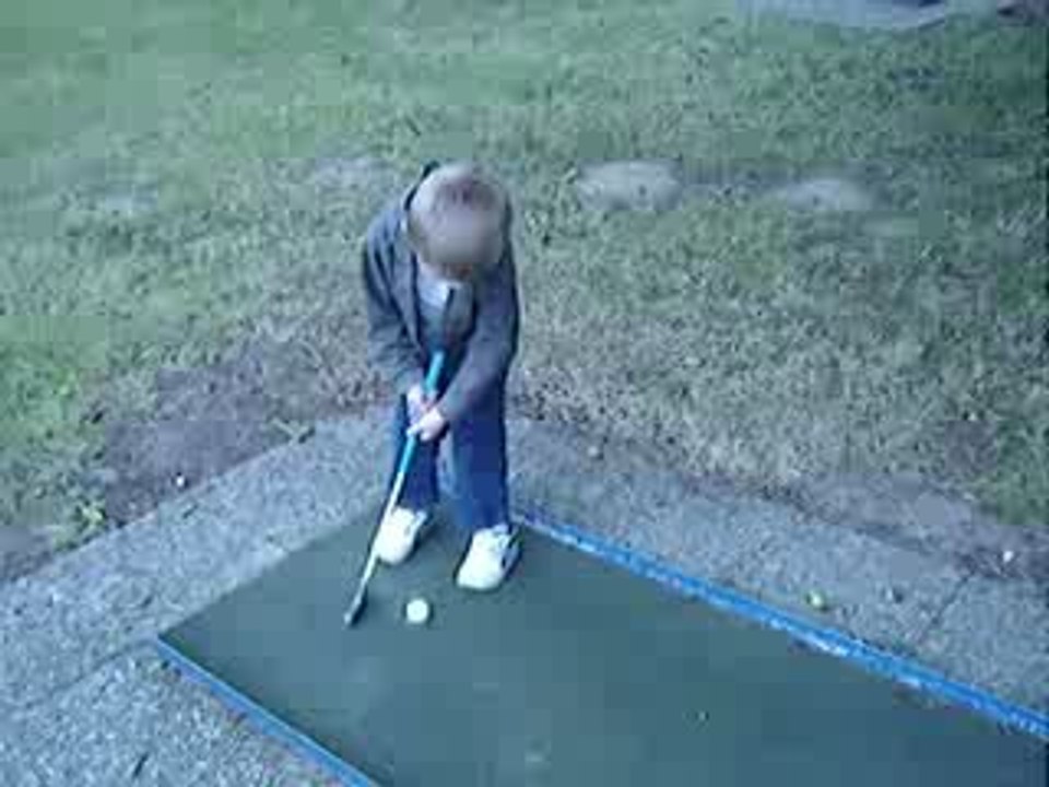Riwan joue au golf