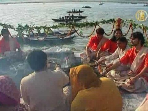 Во время солнечного затмения в Индии погибла женщина