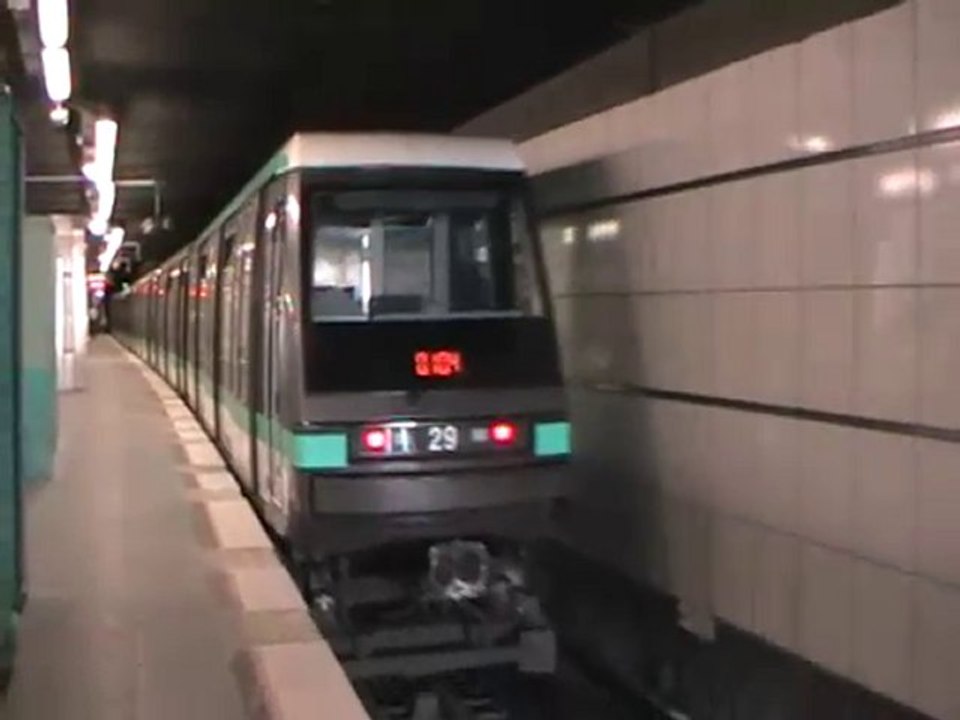 MP89 : Départ de la station Esplanade de la Défense sur la ligne 1 du métro parisien