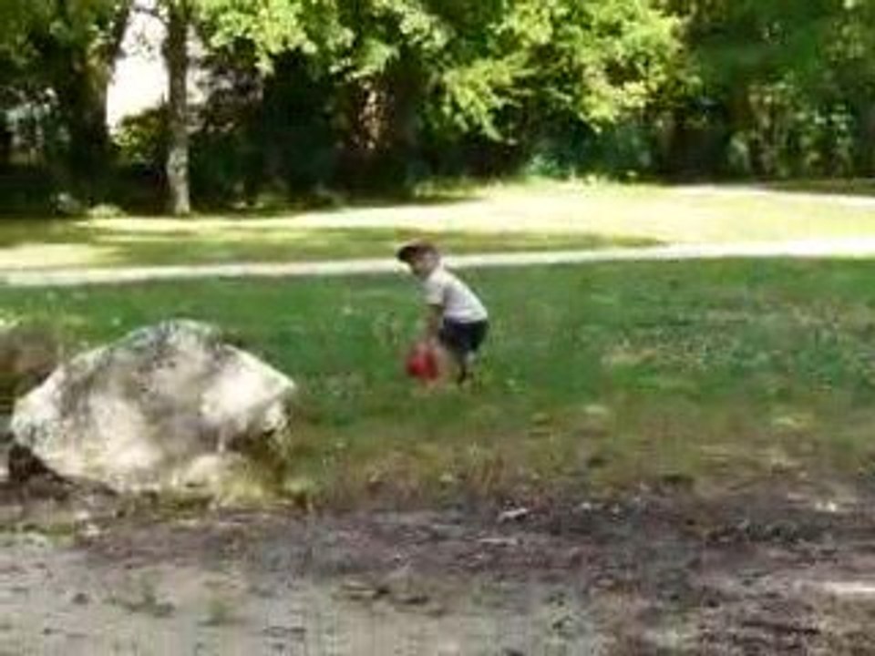 lucas joue au foot
