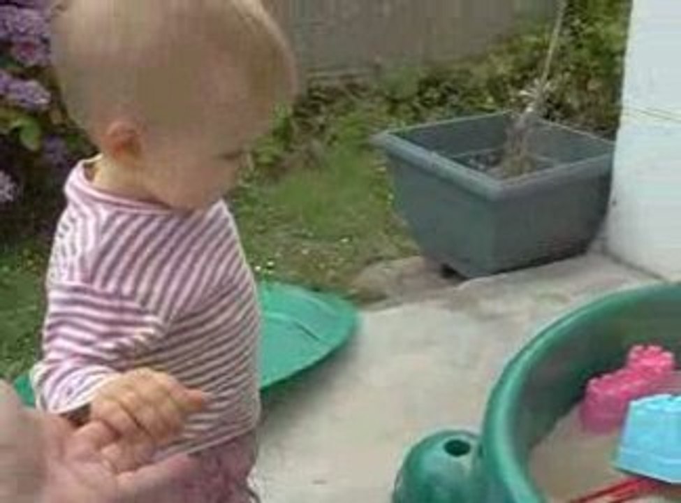 20090719 Chloé bac a sable