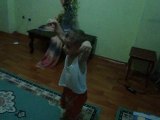 Akçaabat horonu Kemençe eşliğinde horon oynayan çocuk