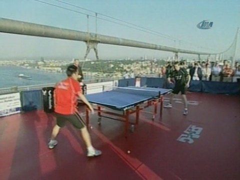 Boğaziçi Köprüsü'nde Masa Tenisi Gösterisi