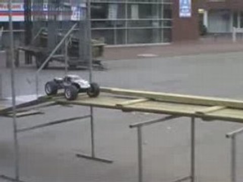 Traxxas Revo 3.3 - Broke-in 01