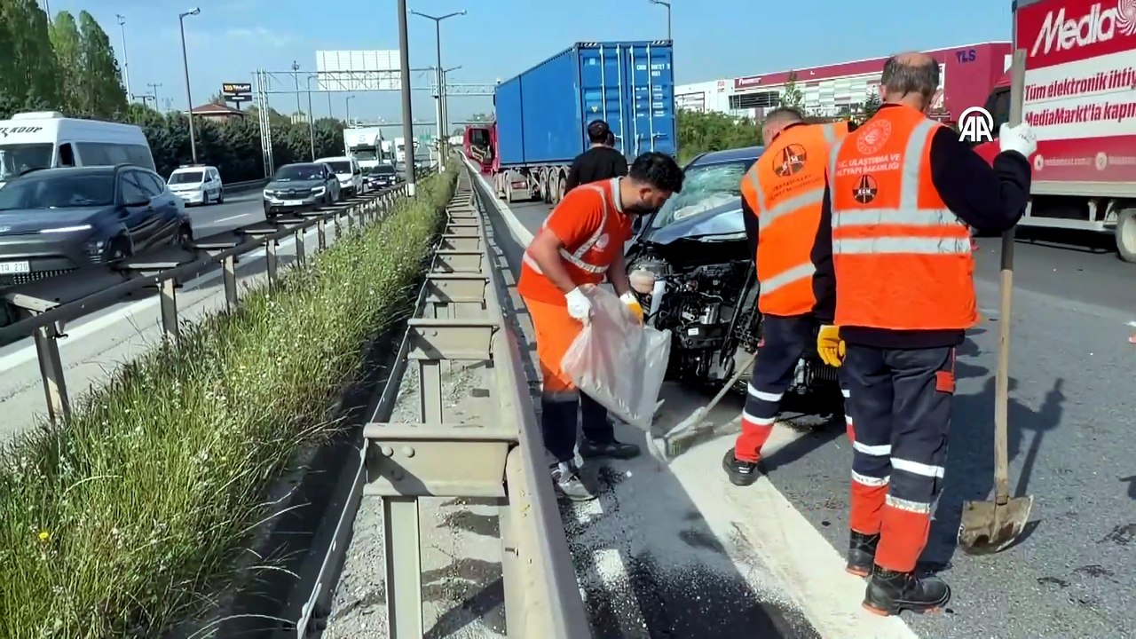 Çayırova’da otomobil tıra arkadan çarptı 2 kişi yaralandı