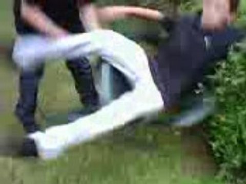 Regis se balance sur sa chaise