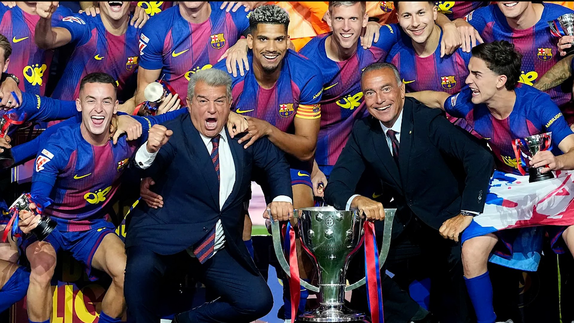 La conquista de LaLiga por parte del FC Barcelona tras vencer al Real Madrid CF en el cl�sico desat� una aut�ntica fiesta en las calles de Barcelona. Miles de aficionados azulgranas se concentraron en plaza Catalu�a, convertida en el nuevo punto de celebraci�n debido a las obras en la tradicional Font de Canaletes.

Hasta all� acudieron los futbolistas Marc Casad� y Alejandro Balde, que compartieron la celebraci�n con los hinchas cul�s entre c�nticos, bengalas y banderas azulgranas. Ambos jugadores fueron recibidos con una gran ovaci�n por los seguidores del Bar�a tras la victoria que acerca el t�tulo liguero al equipo de Hansi Flick.

Por otro lado, el presidente azulgrana Joan Laporta eligi� la conocida discoteca Luz de Gas para continuar la celebraci�n del campeonato. All� se vivi� una noche de m�xima euforia con m�sica, c�nticos y numerosos aficionados festejando el �xito del club catal�n.

Adem�s, Dani Olmo, Pedri y Eric Garc�a repitieron una de las im�genes m�s ic�nicas de la pasada temporada al recorrer las calles de Barcelona en bicicleta mientras celebraban el t�tulo junto a la afici�n.