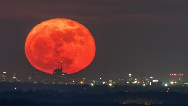 La Luna rossa dietro Milano: il fotografo Valerio Minato realizza lo scatto perfetto dopo 5 anni. Ecco come