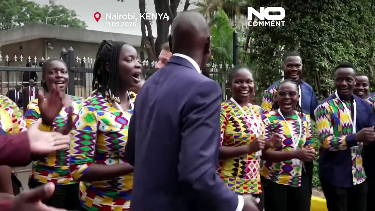 Macron tanzt bei Willkommenszeremonie in Kenia zu „Hakuna Matata“